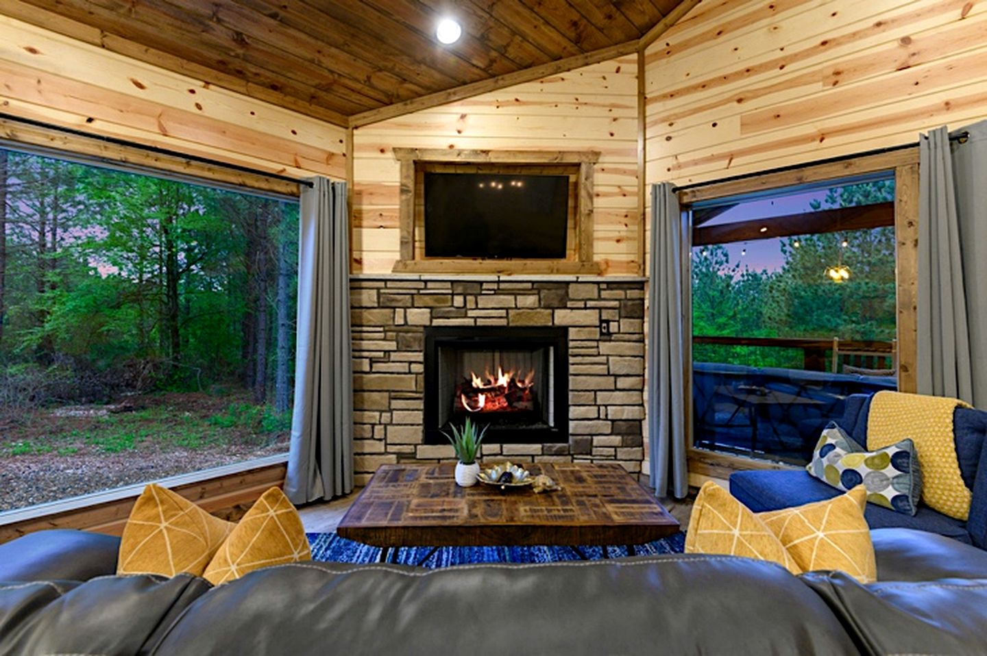 Serene Luxury Cabin Retreat with Private Hot Tub near Broken Bow Lake, Hochatown Oklahoma