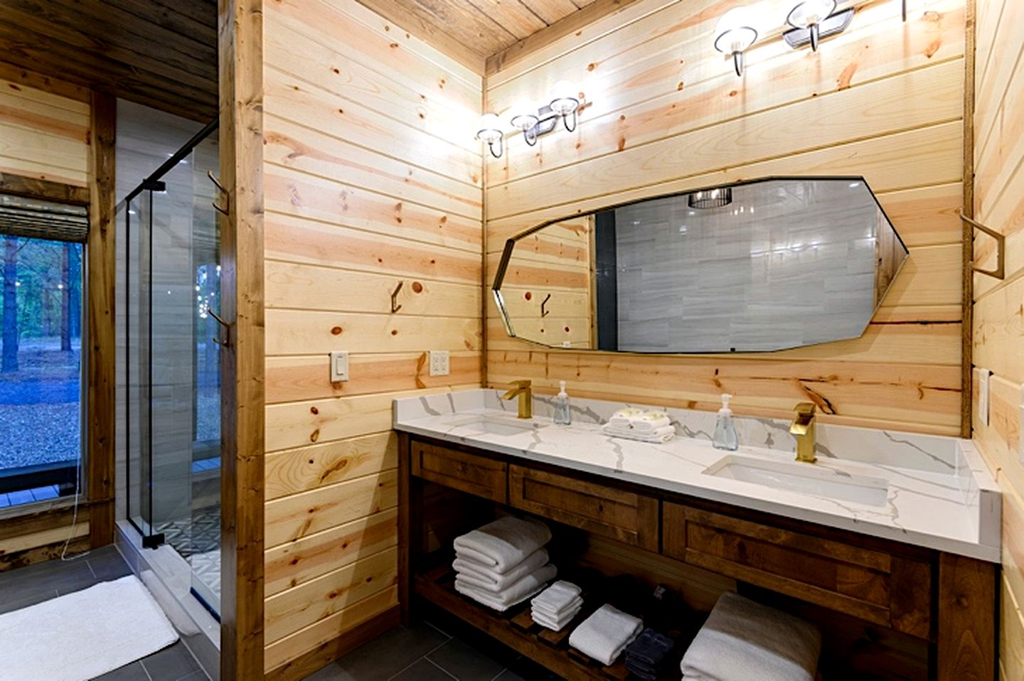 Serene Luxury Cabin Retreat with Private Hot Tub near Broken Bow Lake, Hochatown Oklahoma