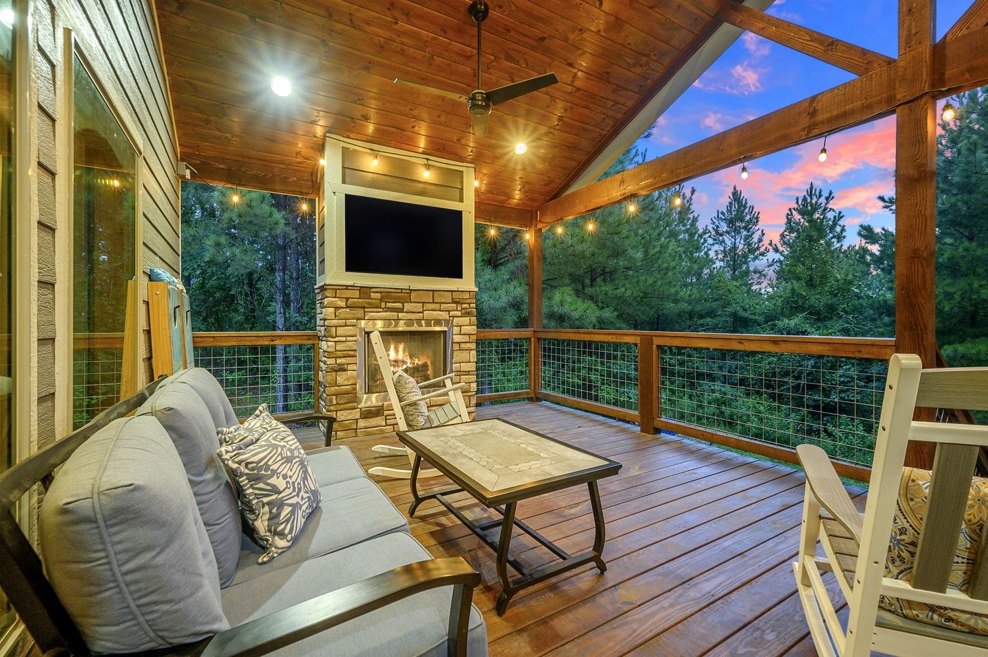 Serene Luxury Cabin Retreat with Private Hot Tub near Broken Bow Lake, Hochatown Oklahoma