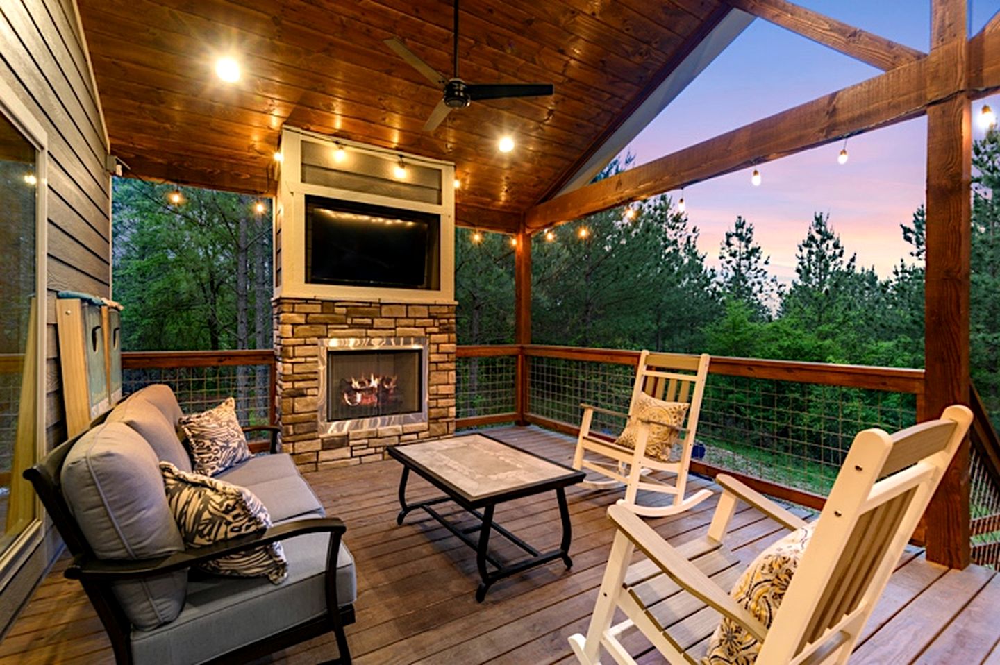 Serene Luxury Cabin Retreat with Private Hot Tub near Broken Bow Lake, Hochatown Oklahoma