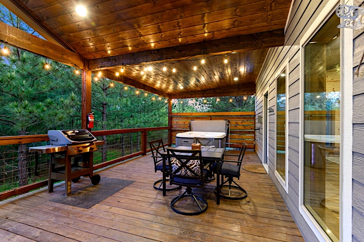 Serene Luxury Cabin Retreat with Private Hot Tub near Broken Bow Lake, Hochatown Oklahoma