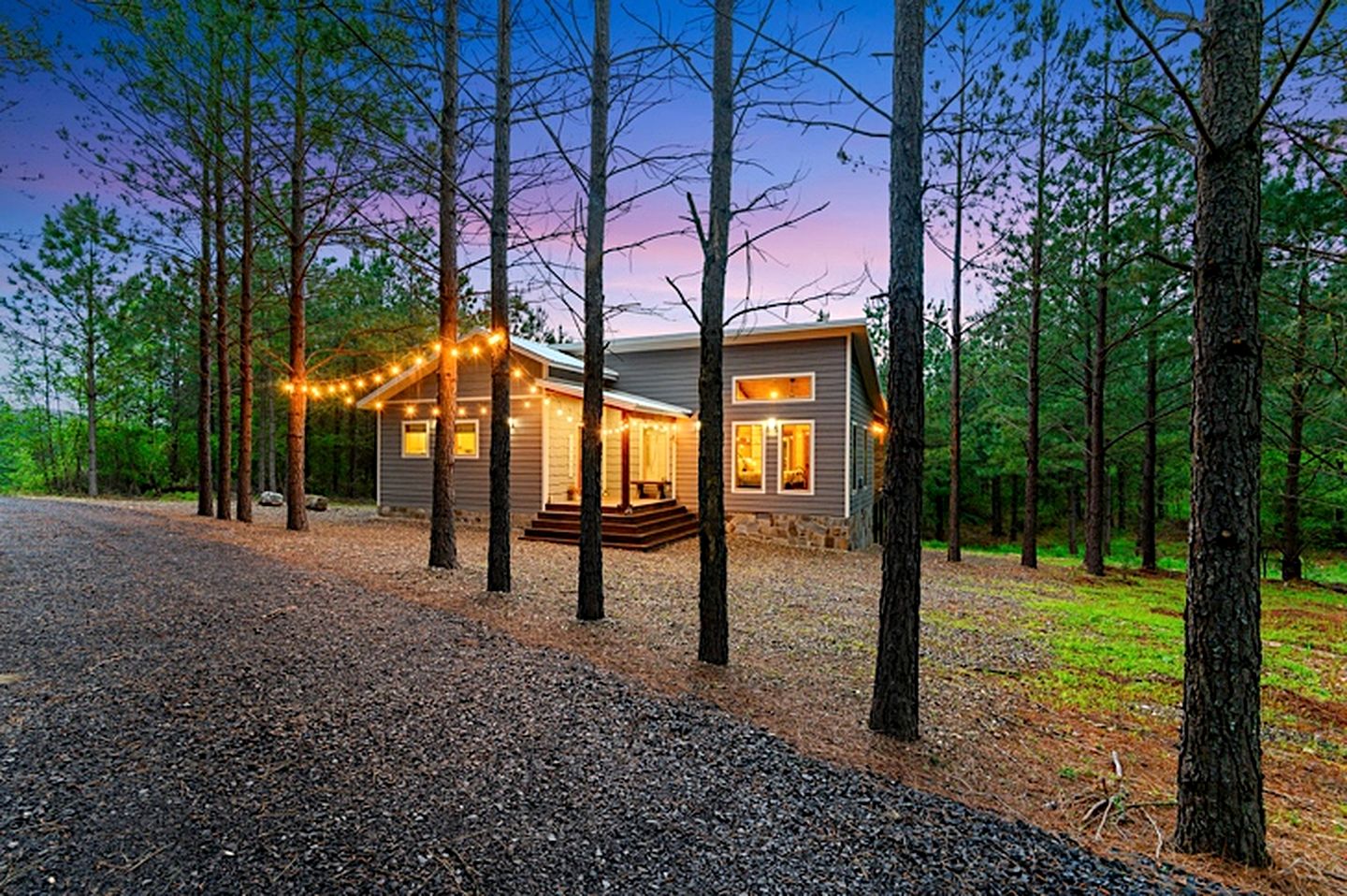 Serene Luxury Cabin Retreat with Private Hot Tub near Broken Bow Lake, Hochatown Oklahoma