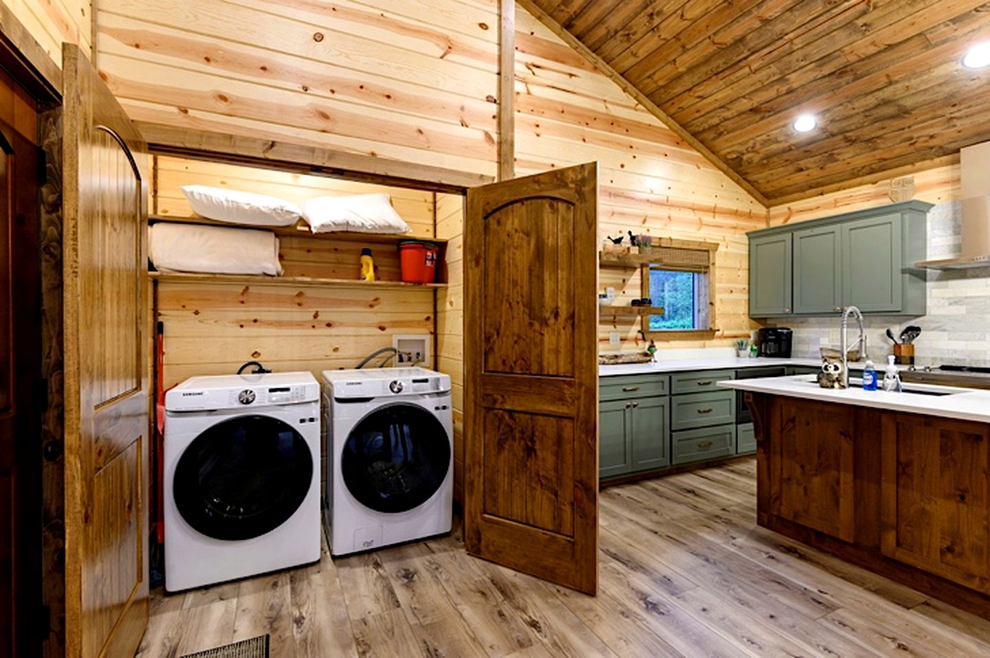 Serene Luxury Cabin Retreat with Private Hot Tub near Broken Bow Lake, Hochatown Oklahoma