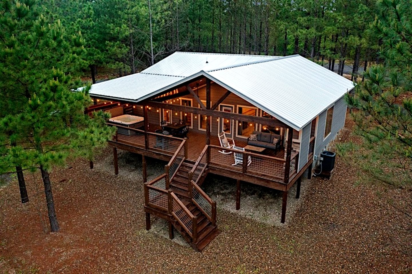 Serene Luxury Cabin Retreat with Private Hot Tub near Broken Bow Lake, Hochatown Oklahoma