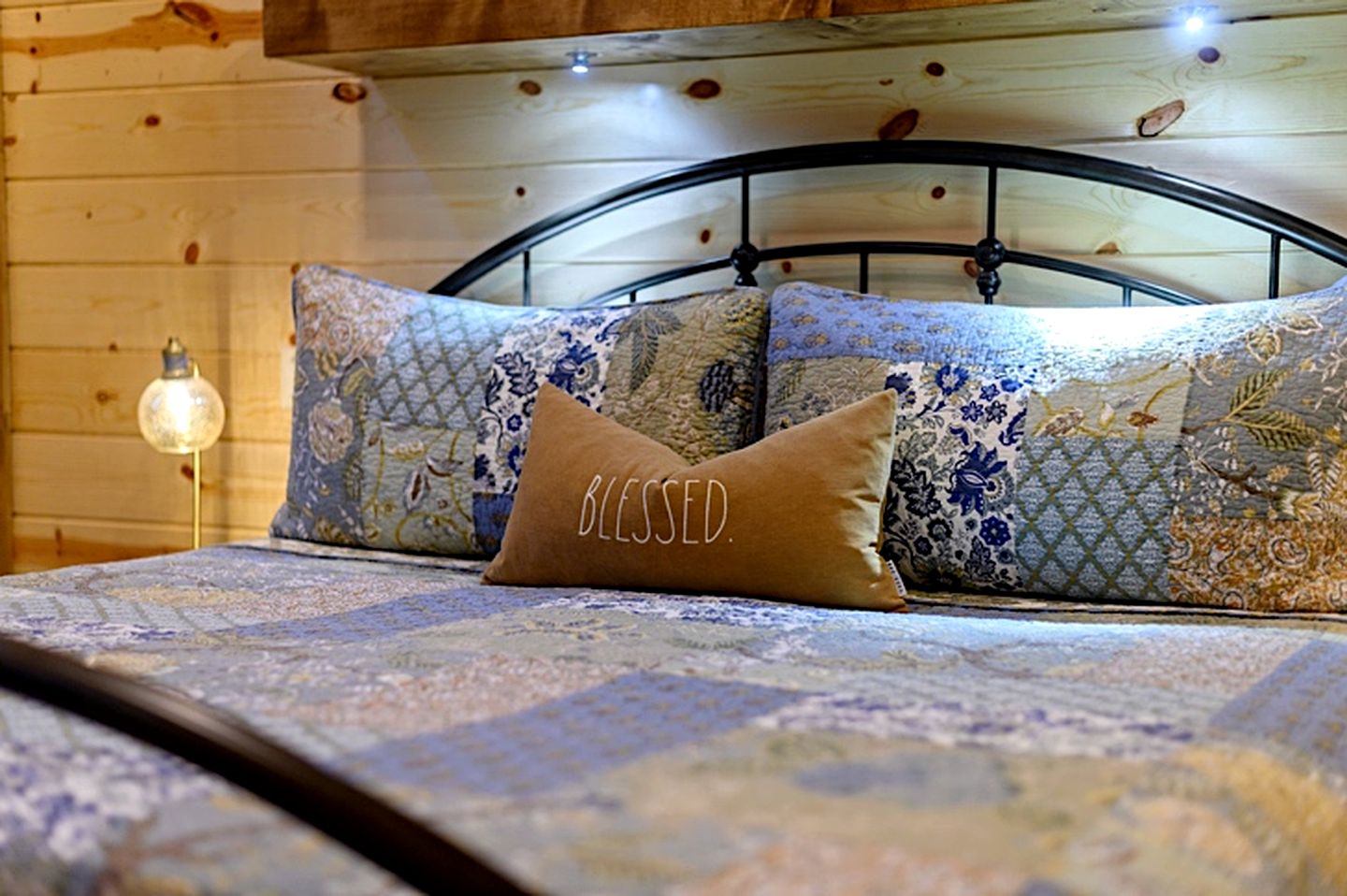 Serene Luxury Cabin Retreat with Private Hot Tub near Broken Bow Lake, Hochatown Oklahoma