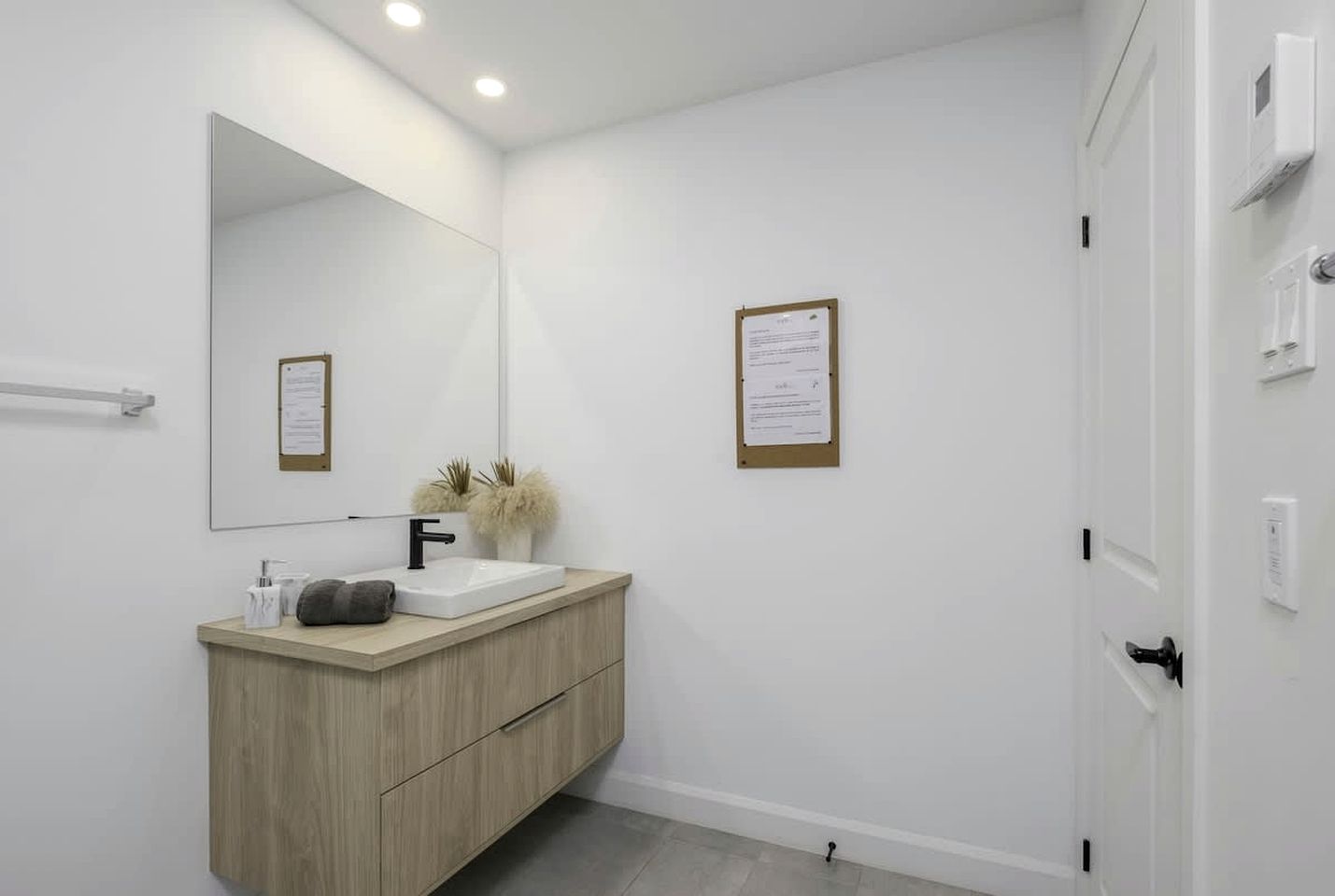 Charming Forest Cottage with Fireplace & Scenic Mountain Views in Sainte-Béatrix, Canada