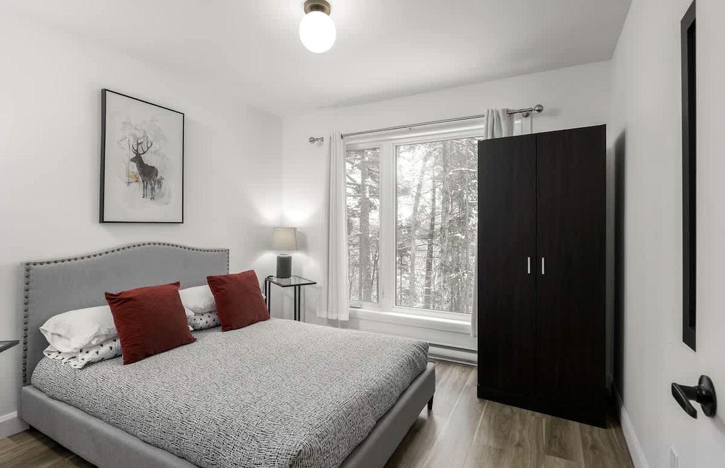 Charming Forest Cottage with Fireplace & Scenic Mountain Views in Sainte-Béatrix, Canada