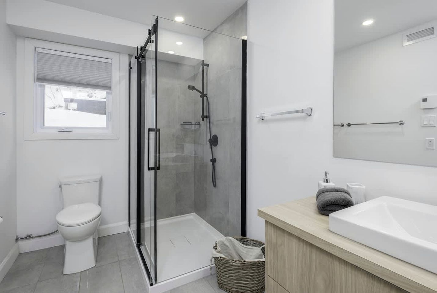 Charming Forest Cottage with Fireplace & Scenic Mountain Views in Sainte-Béatrix, Canada