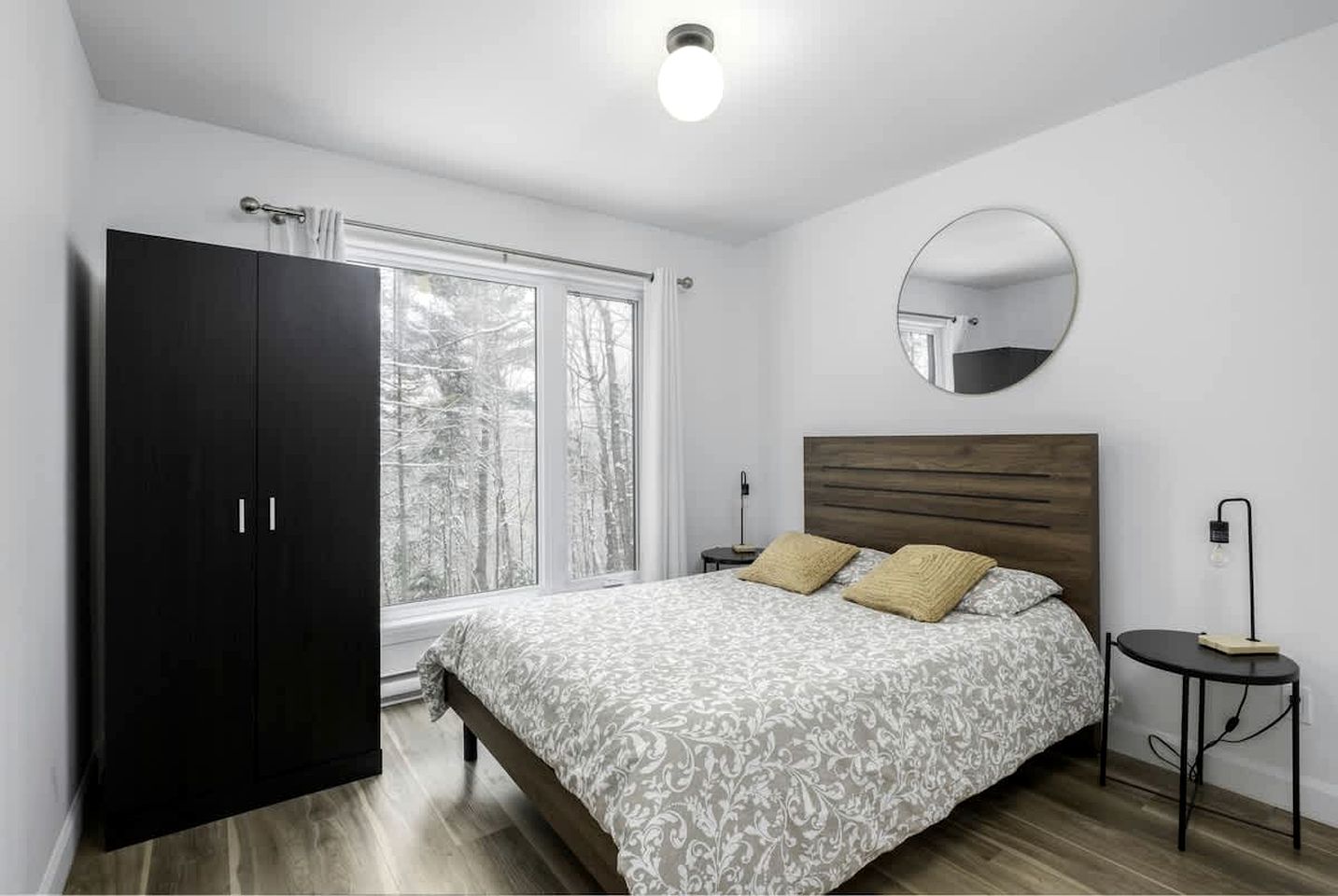 Charming Forest Cottage with Fireplace & Scenic Mountain Views in Sainte-Béatrix, Canada