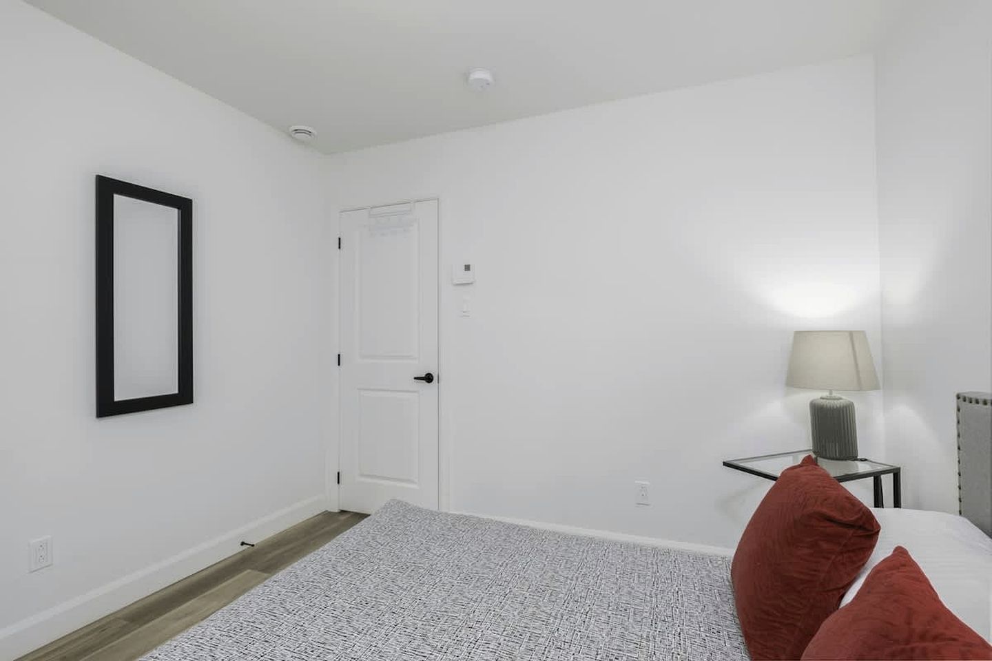 Charming Forest Cottage with Fireplace & Scenic Mountain Views in Sainte-Béatrix, Canada