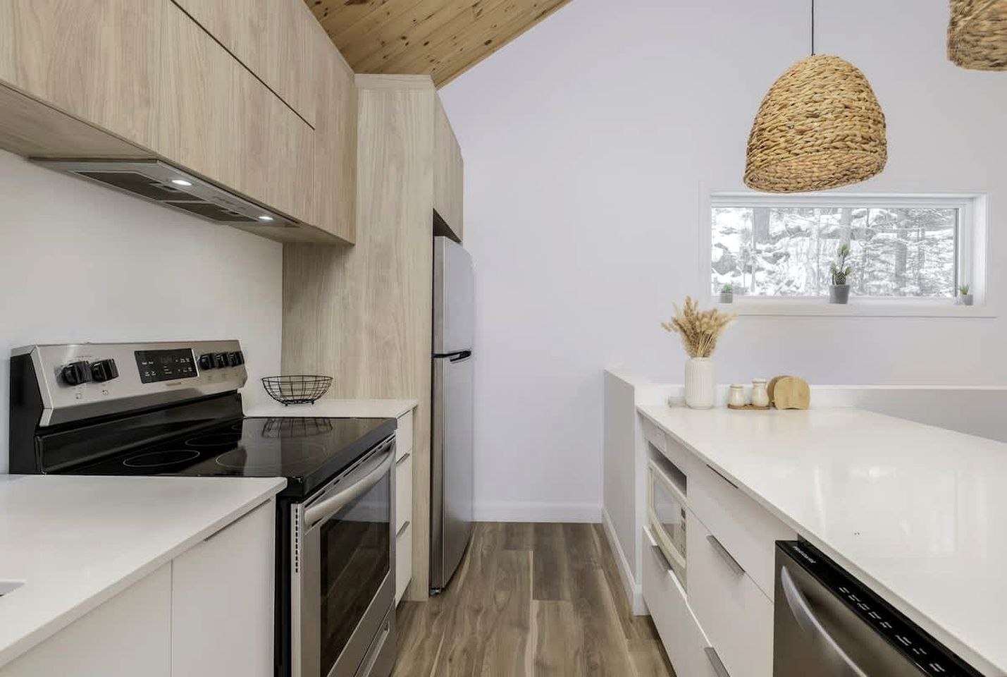 Charming Forest Cottage with Fireplace & Scenic Mountain Views in Sainte-Béatrix, Canada