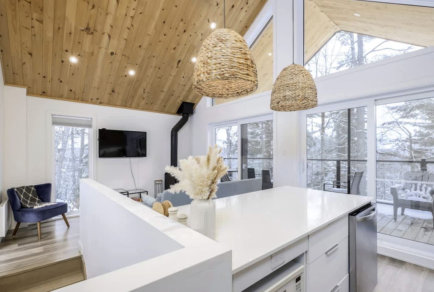 Charming Forest Cottage with Fireplace & Scenic Mountain Views in Sainte-Béatrix, Canada