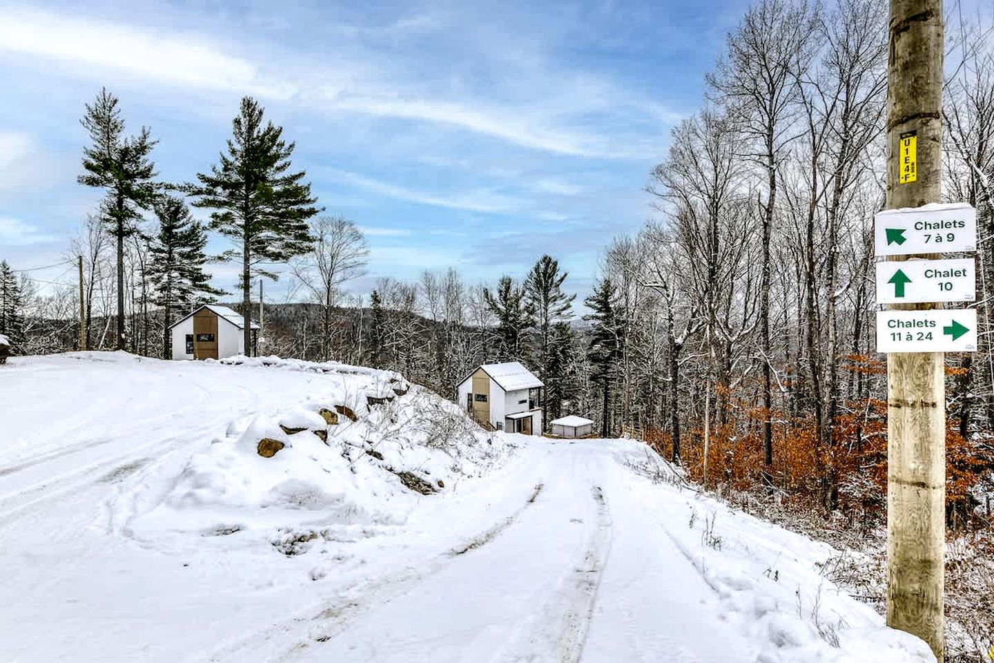 Charming Forest Cottage with Fireplace & Scenic Mountain Views in Sainte-Béatrix, Canada