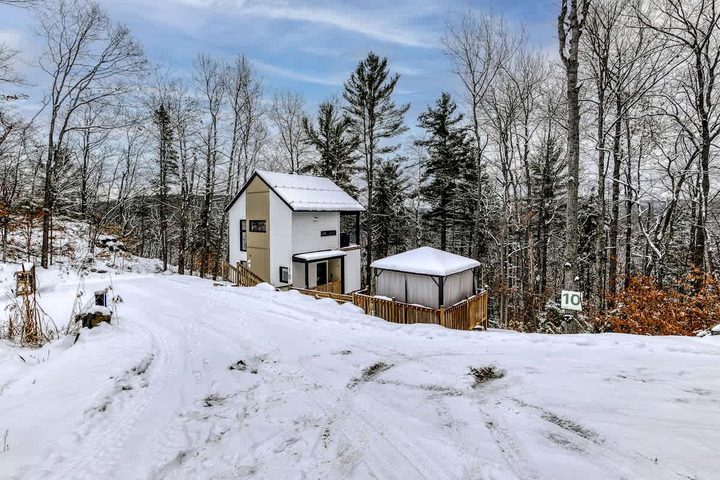 Charming Forest Cottage with Fireplace & Scenic Mountain Views in Sainte-Béatrix, Canada