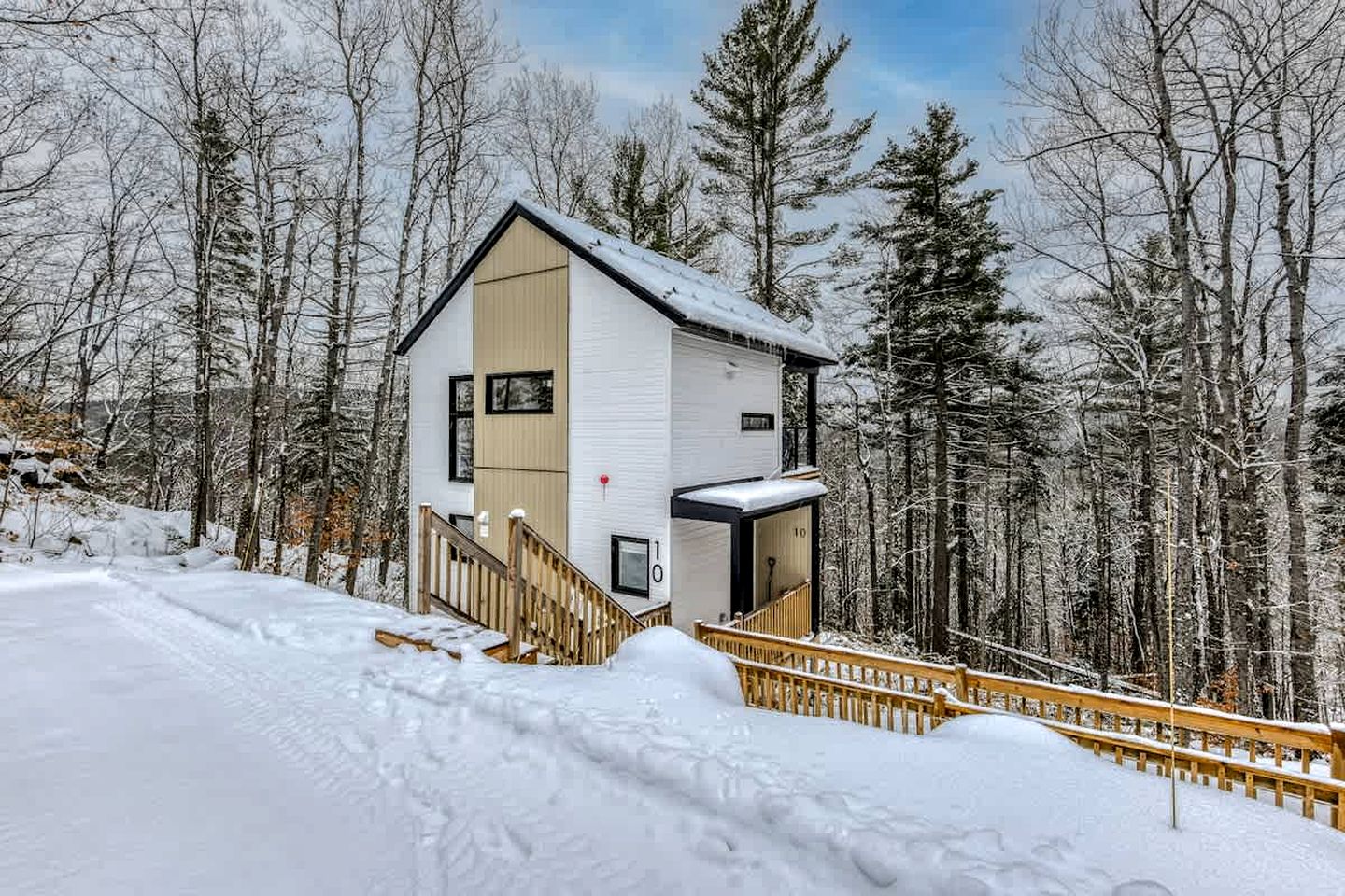 Charming Forest Cottage with Fireplace & Scenic Mountain Views in Sainte-Béatrix, Canada