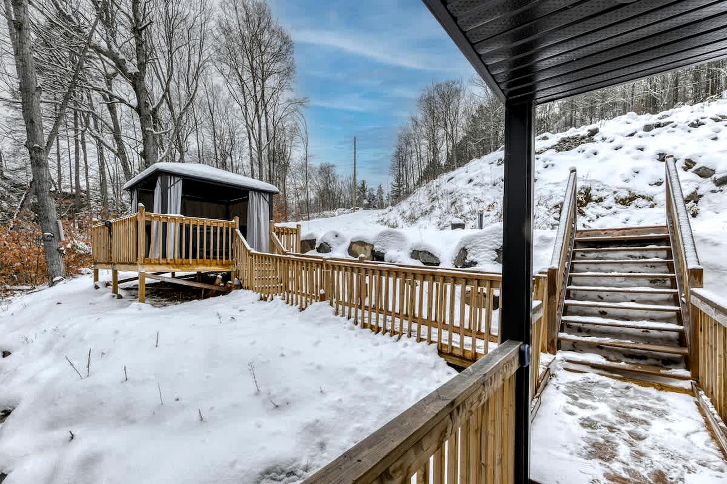 Charming Forest Cottage with Fireplace & Scenic Mountain Views in Sainte-Béatrix, Canada