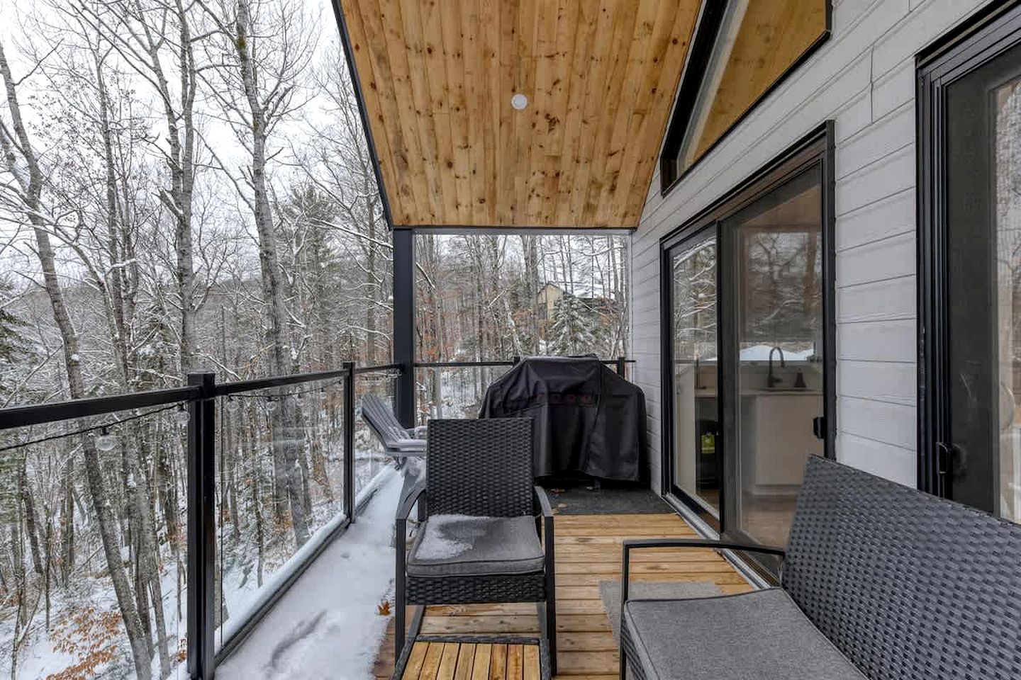 Charming Forest Cottage with Fireplace & Scenic Mountain Views in Sainte-Béatrix, Canada