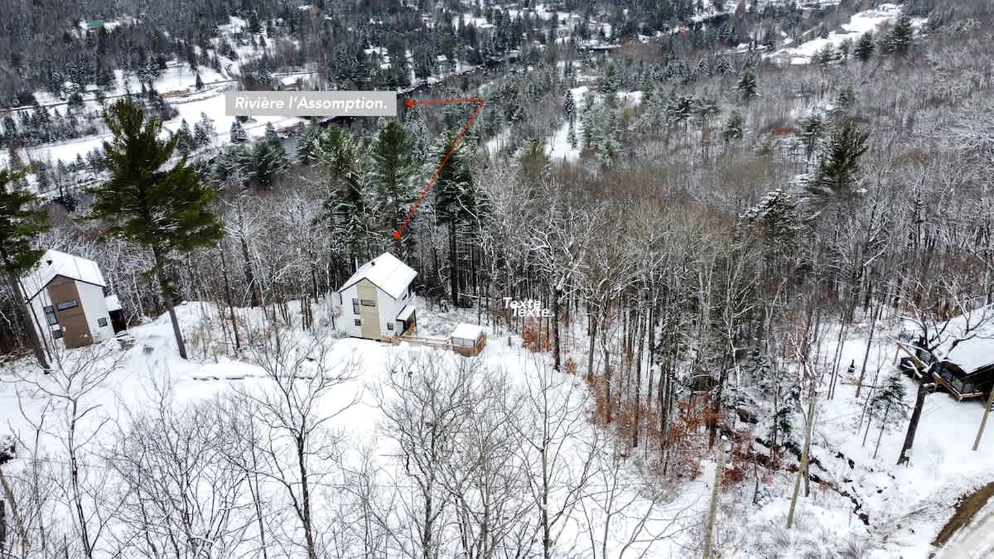 Charming Forest Cottage with Fireplace & Scenic Mountain Views in Sainte-Béatrix, Canada