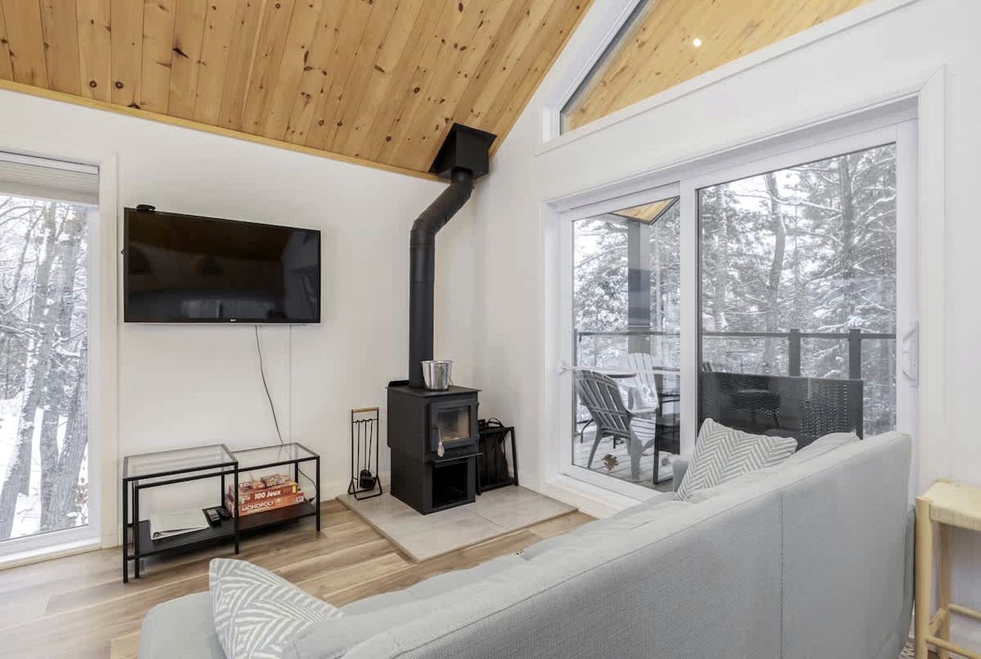 Charming Forest Cottage with Fireplace & Scenic Mountain Views in Sainte-Béatrix, Canada