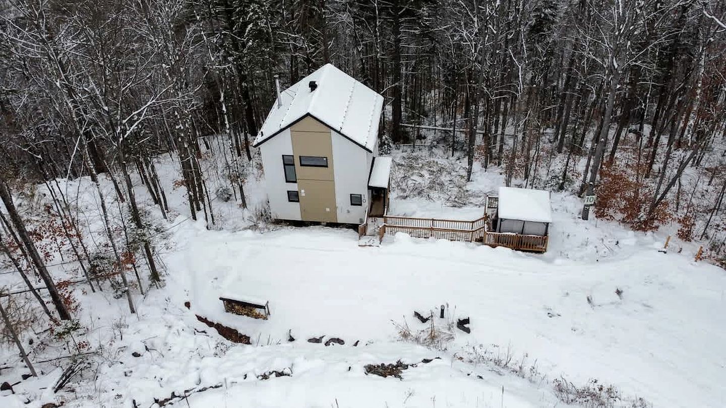 Charming Forest Cottage with Fireplace & Scenic Mountain Views in Sainte-Béatrix, Canada