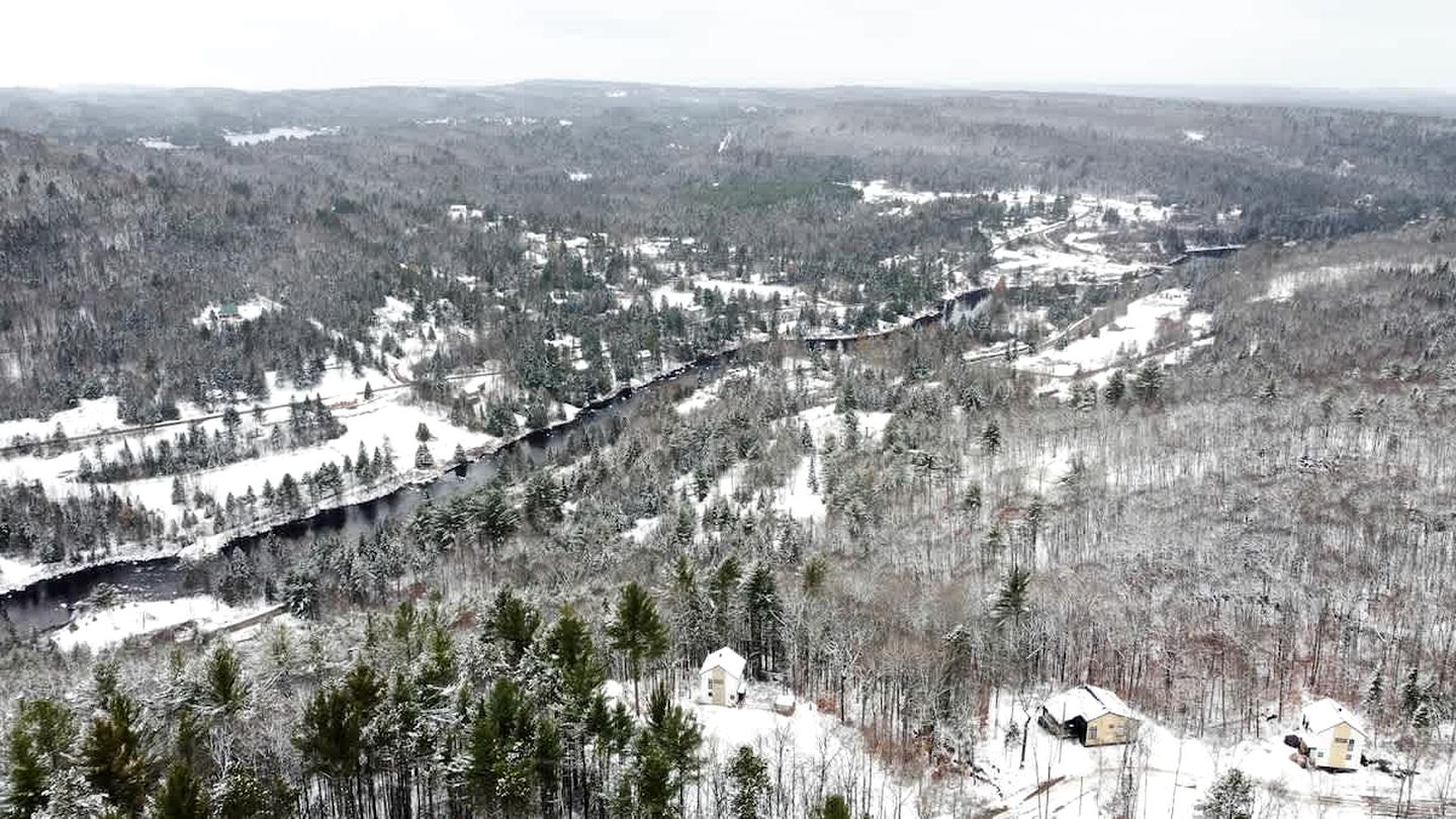 Charming Forest Cottage with Fireplace & Scenic Mountain Views in Sainte-Béatrix, Canada