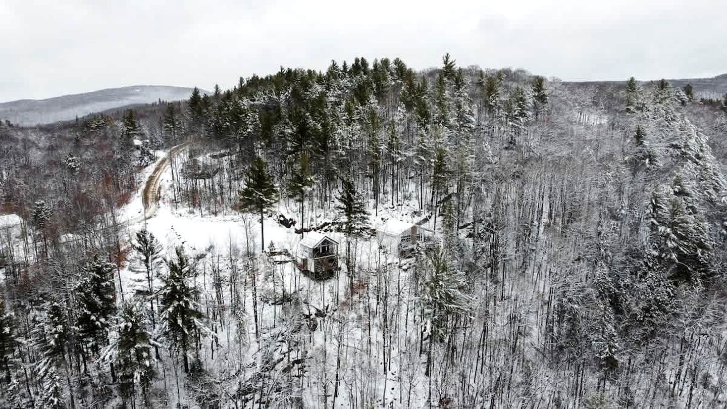 Charming Forest Cottage with Fireplace & Scenic Mountain Views in Sainte-Béatrix, Canada