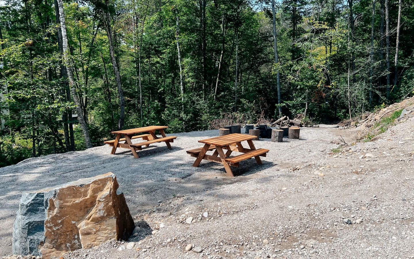 Charming Forest Cottage with Fireplace & Scenic Mountain Views in Sainte-Béatrix, Canada