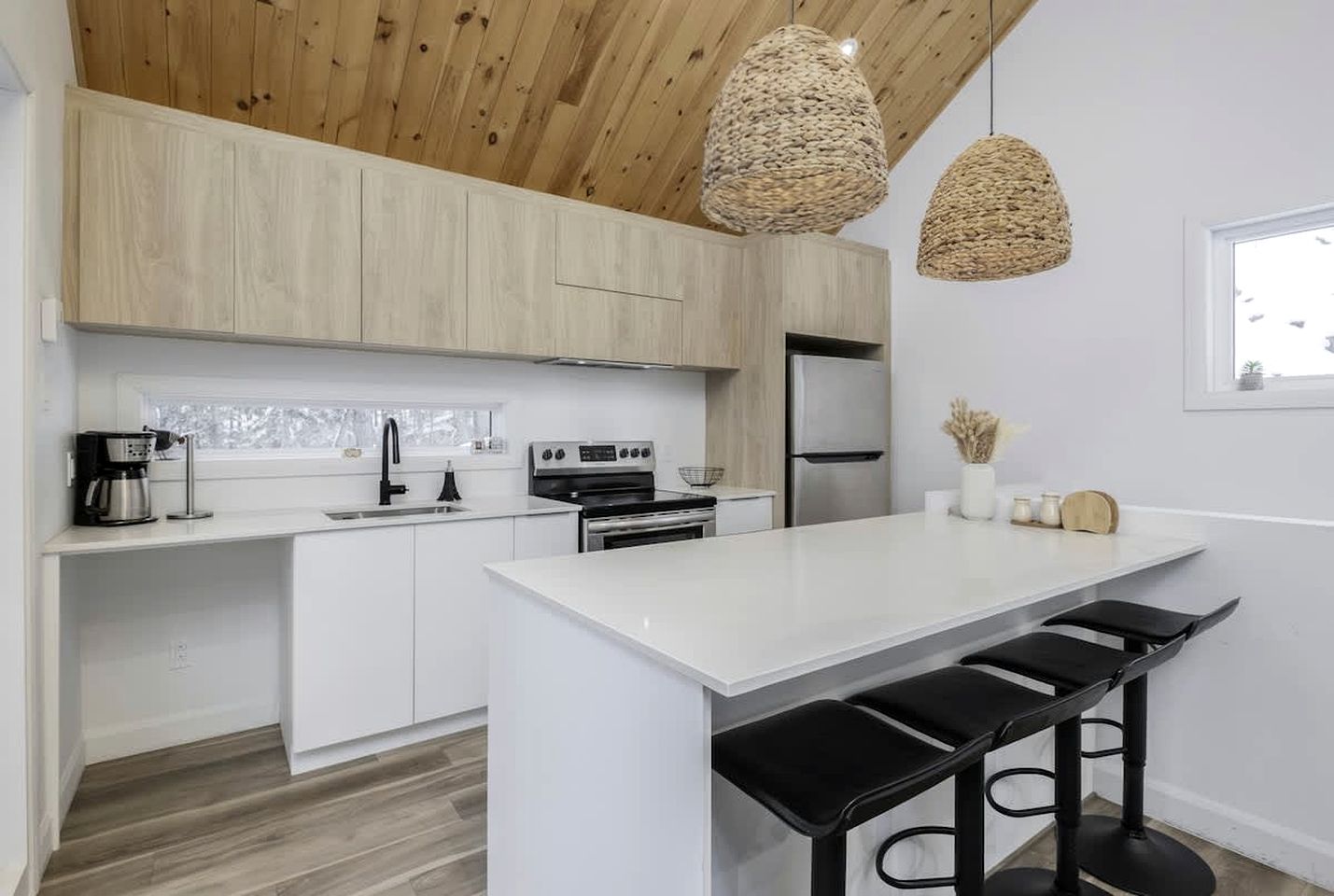 Charming Forest Cottage with Fireplace & Scenic Mountain Views in Sainte-Béatrix, Canada