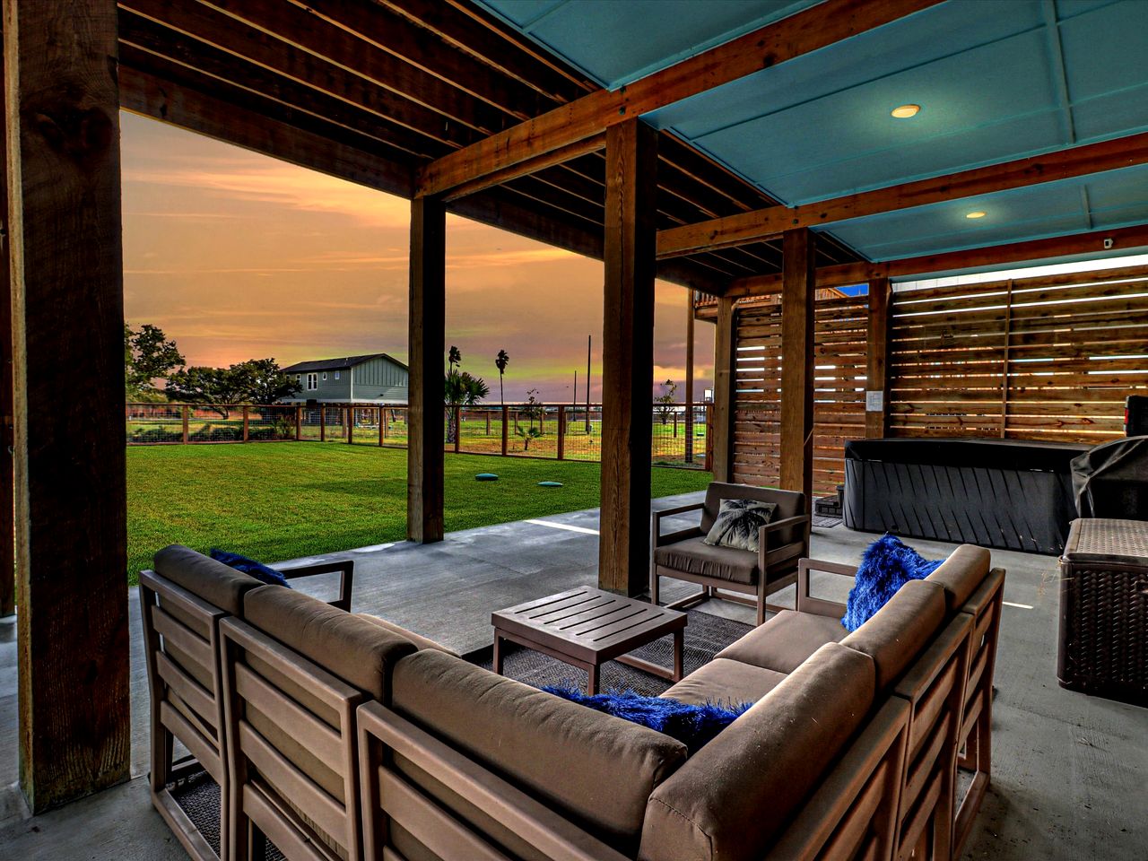 Pet-Friendly Vacation Home with Jacuzzi and Patio near Rockport Beach, Rockport Texas