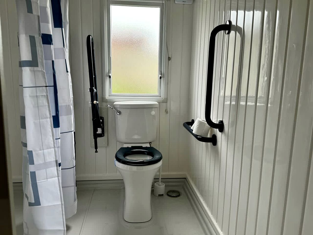 Spacious Pet-Friendly Caravan with Hot Tub & Easy Access in Lincolnshire, United Kingdom