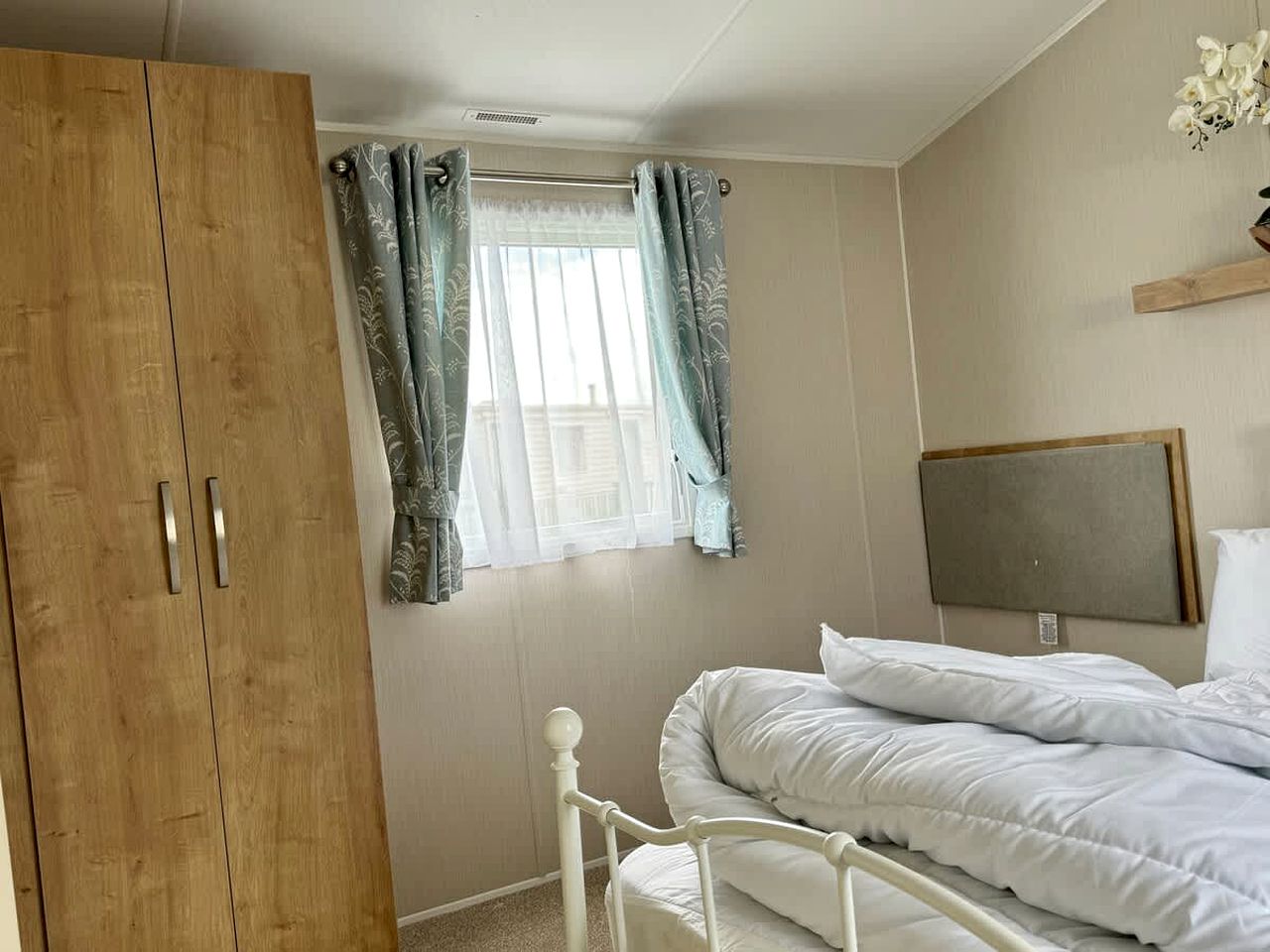 Spacious Pet-Friendly Caravan with Hot Tub & Easy Access in Lincolnshire, United Kingdom