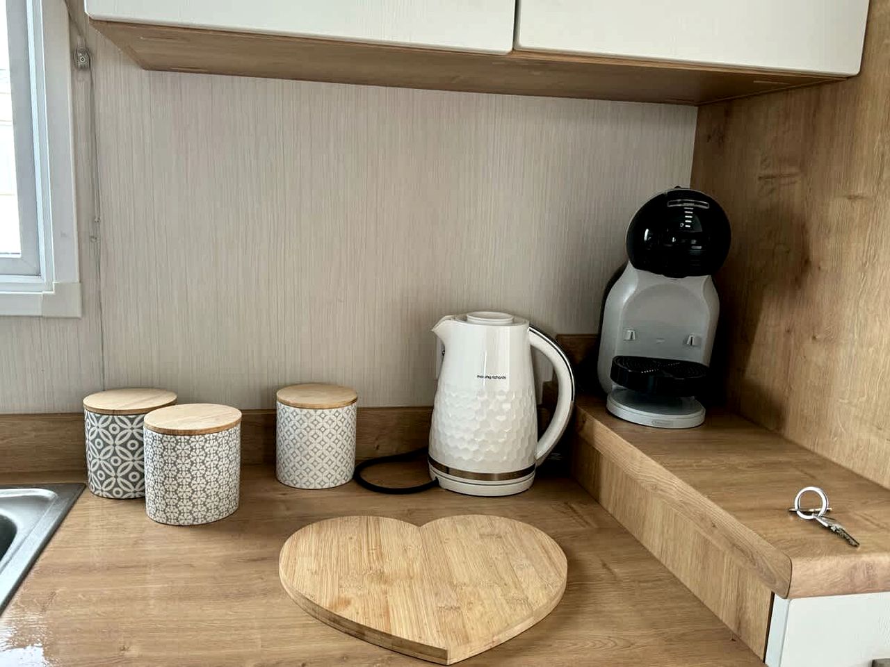 Spacious Pet-Friendly Caravan with Hot Tub & Easy Access in Lincolnshire, United Kingdom