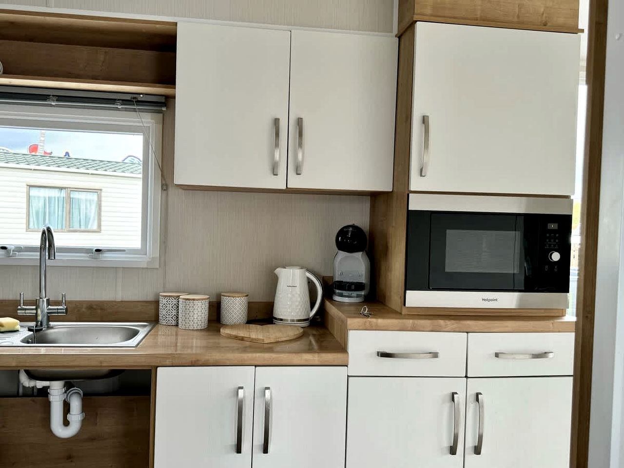 Spacious Pet-Friendly Caravan with Hot Tub & Easy Access in Lincolnshire, United Kingdom