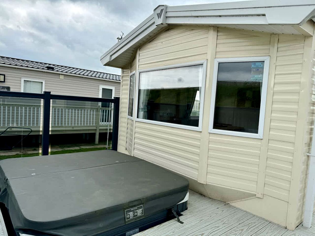 Spacious Pet-Friendly Caravan with Hot Tub & Easy Access in Lincolnshire, United Kingdom