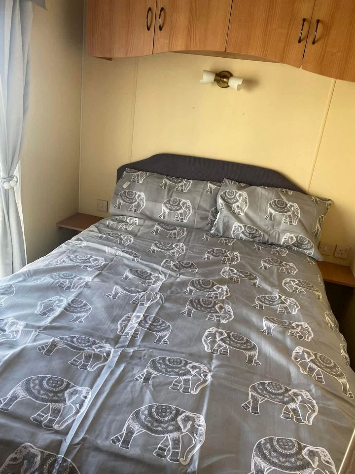 Modern Pet Friendly Caravan Escape with Smart TVs, WiFi & Easy Access in Lincolnshire, United Kingdom