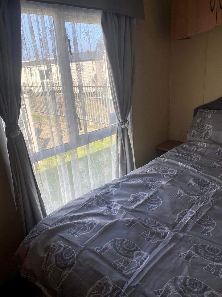 Modern Pet Friendly Caravan Escape with Smart TVs, WiFi & Easy Access in Lincolnshire, United Kingdom