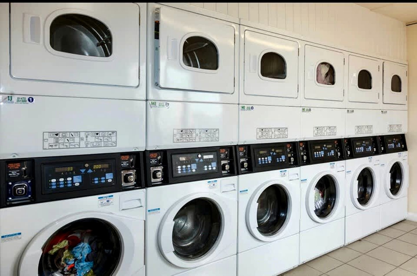 Relaxing Holiday Caravan with Sky Q, WiFi, Decking & Wheelchair Access in Lincolnshire, United Kingdom