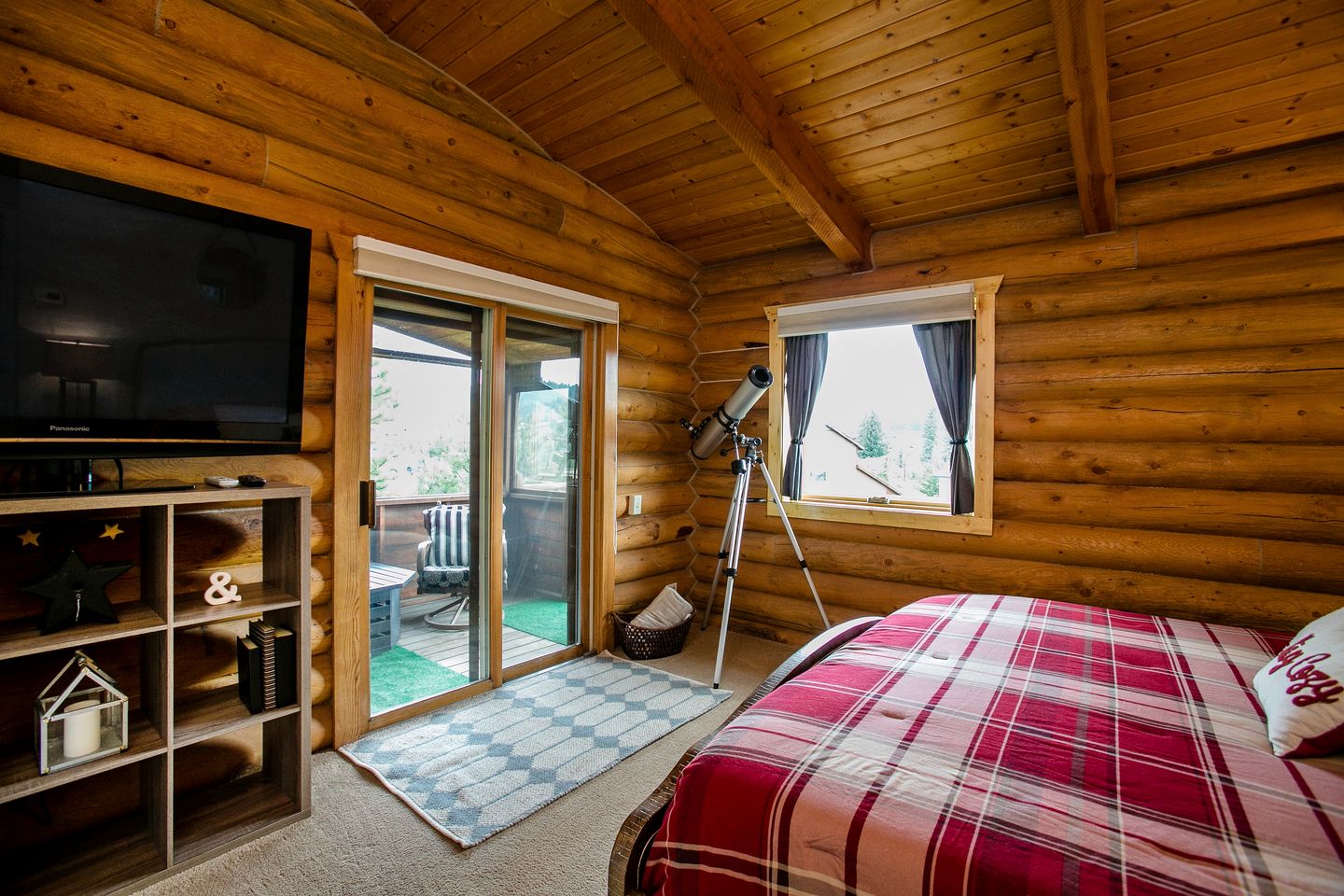 Idyllic Getaway Cabin for Families with Home Theater, Ping Pong, and Video Games in Nederland, Colorado