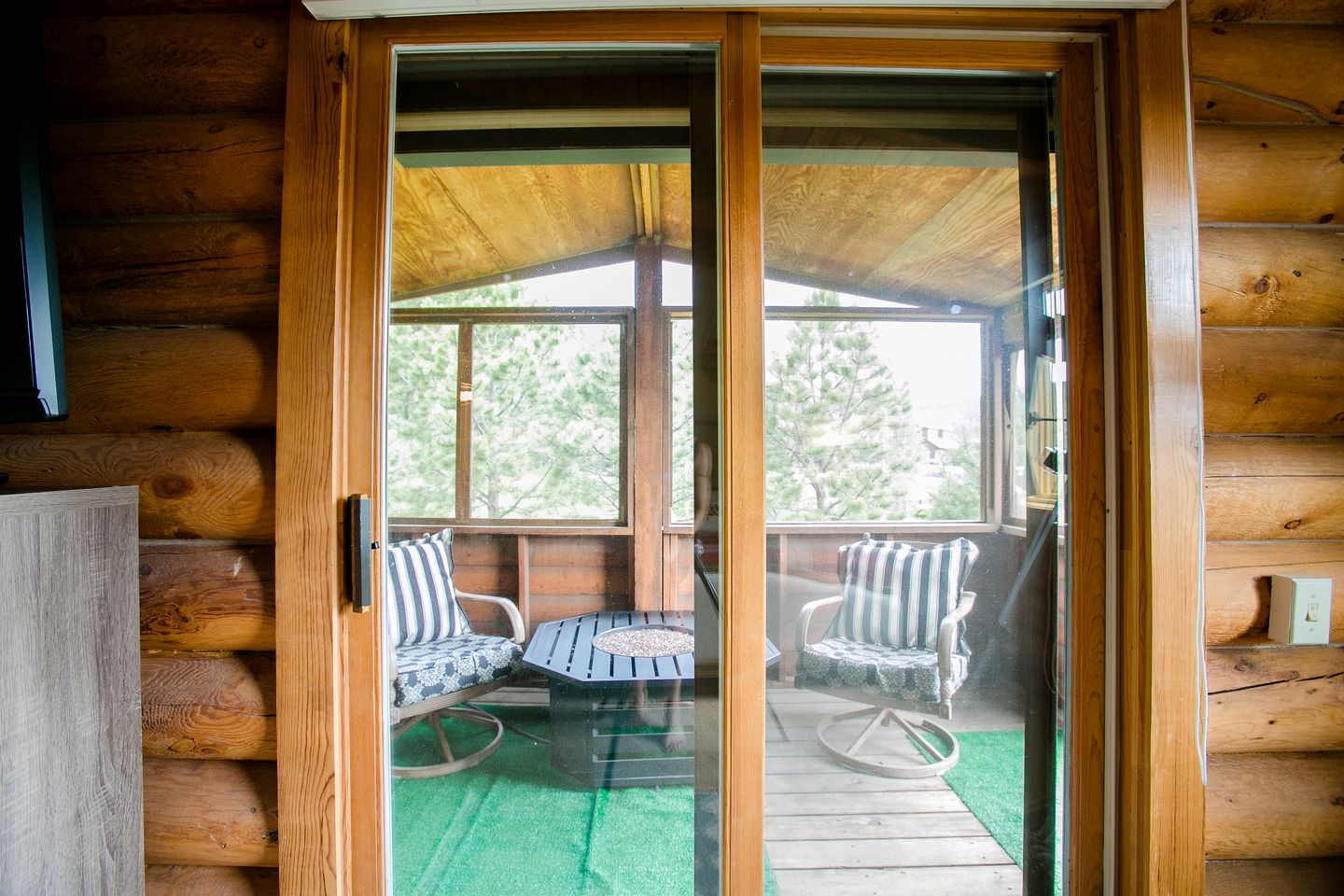 Idyllic Getaway Cabin for Families with Home Theater, Ping Pong, and Video Games in Nederland, Colorado