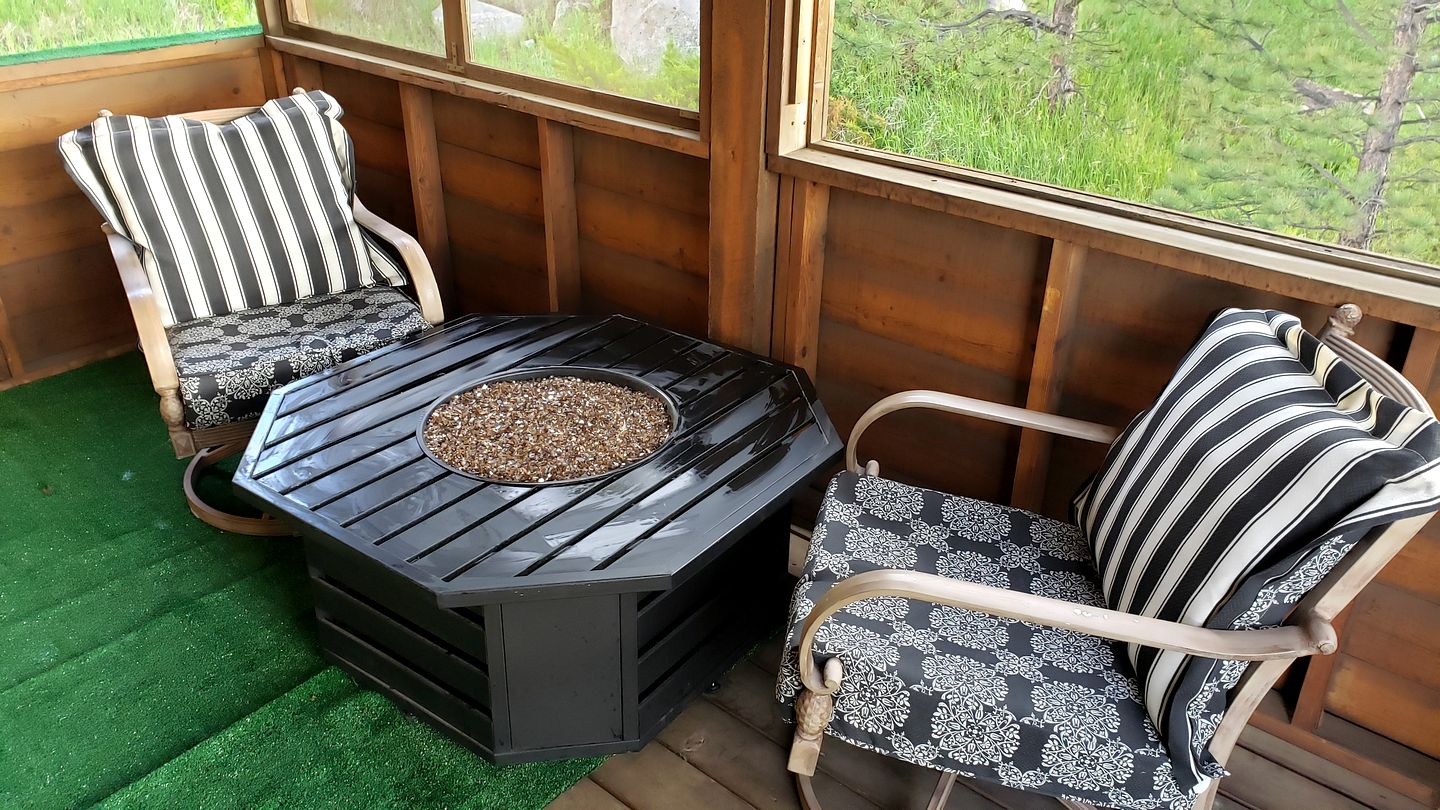 Idyllic Getaway Cabin for Families with Home Theater, Ping Pong, and Video Games in Nederland, Colorado