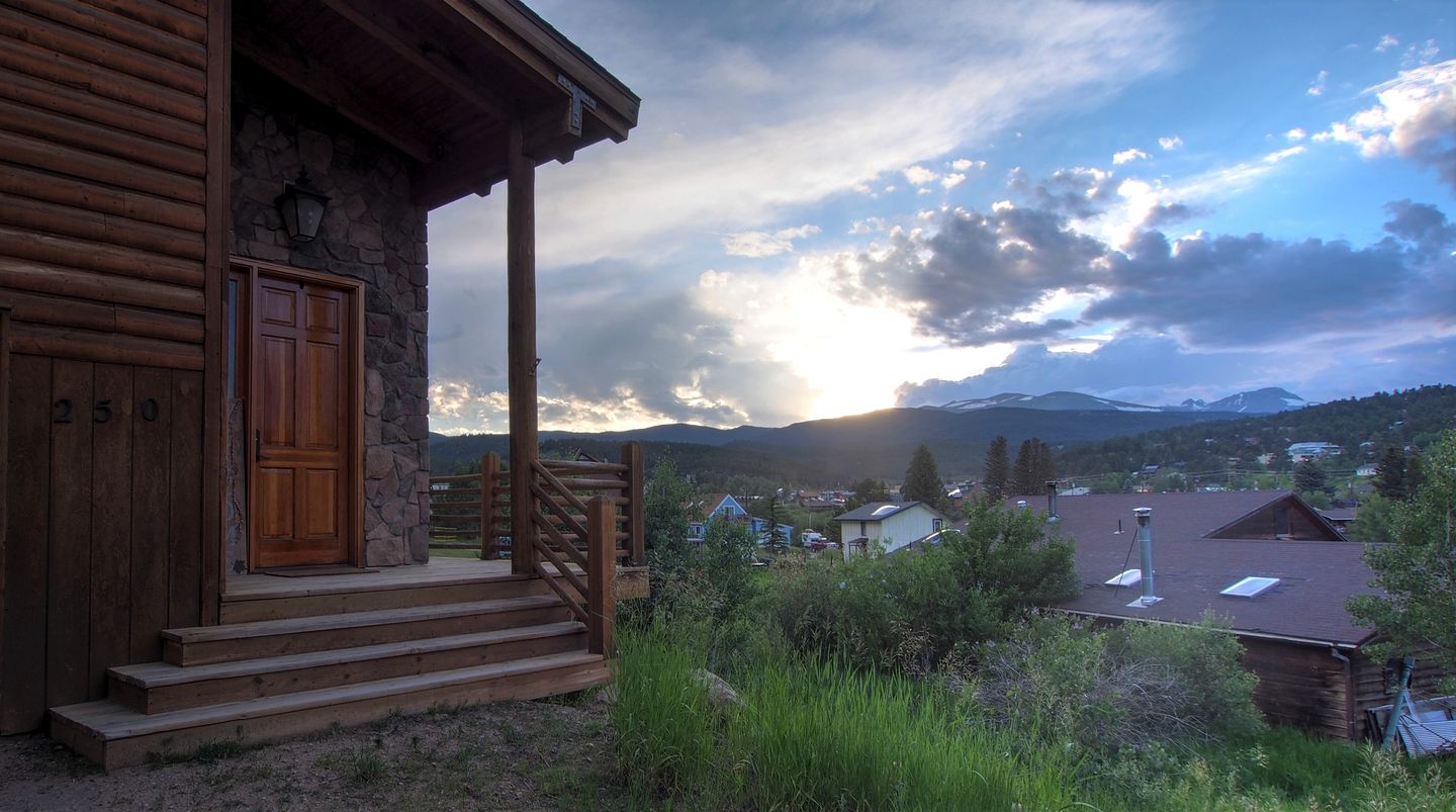 Idyllic Getaway Cabin for Families with Home Theater, Ping Pong, and Video Games in Nederland, Colorado