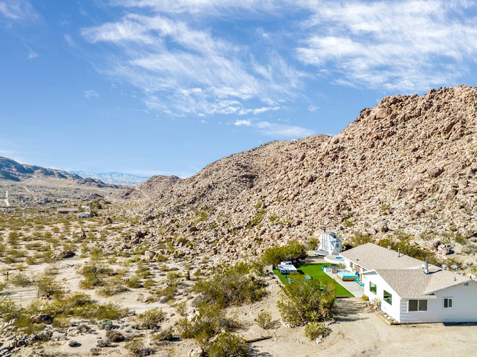 RU Neon Moon The Cosmic Experience w/ Pool & Spa, Vacation Rentals