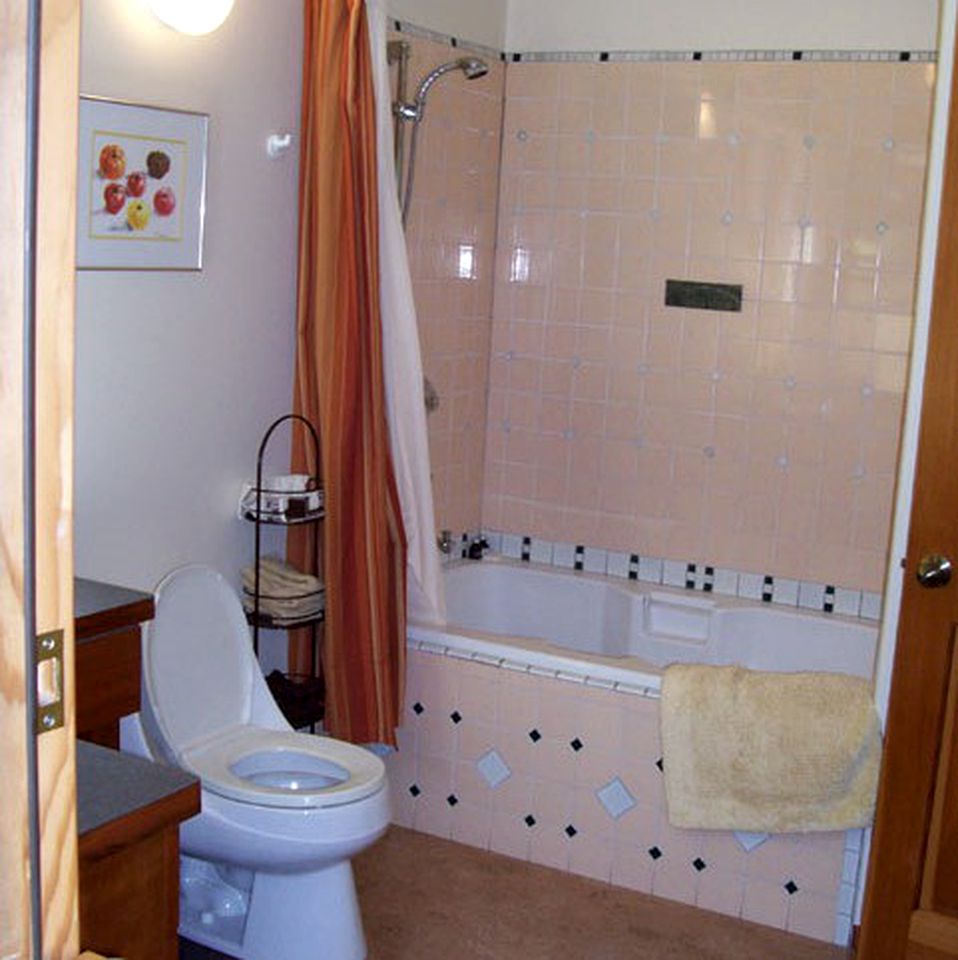 Inviting Cottage Rental with Private Deck near Bellingham, Washington