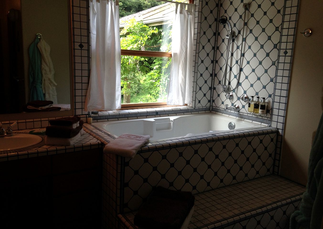 Inviting Cottage Rental with Private Deck near Bellingham, Washington