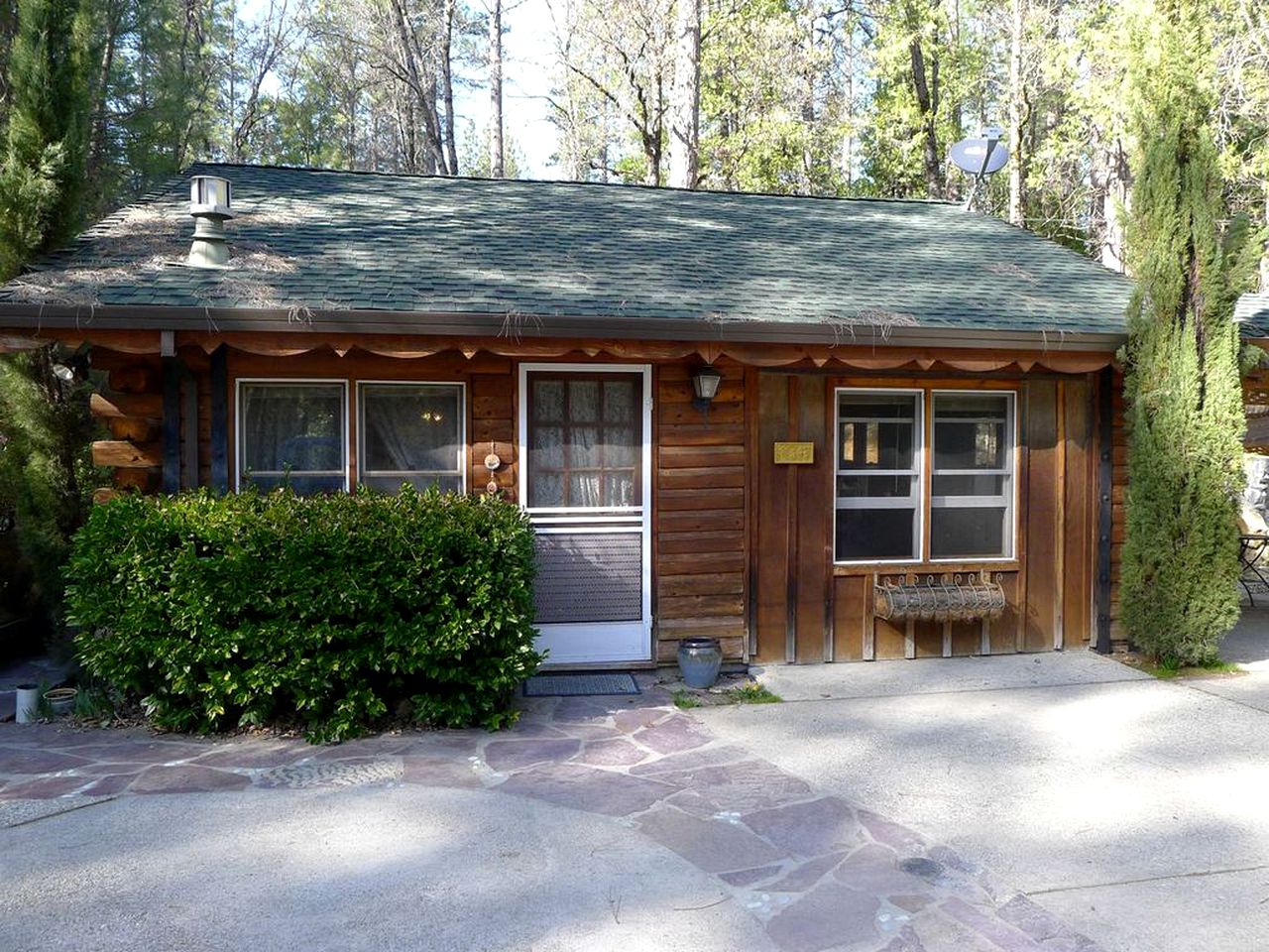 Cozy Log Cabin Rental with a Hot Tub near Nevada City, California