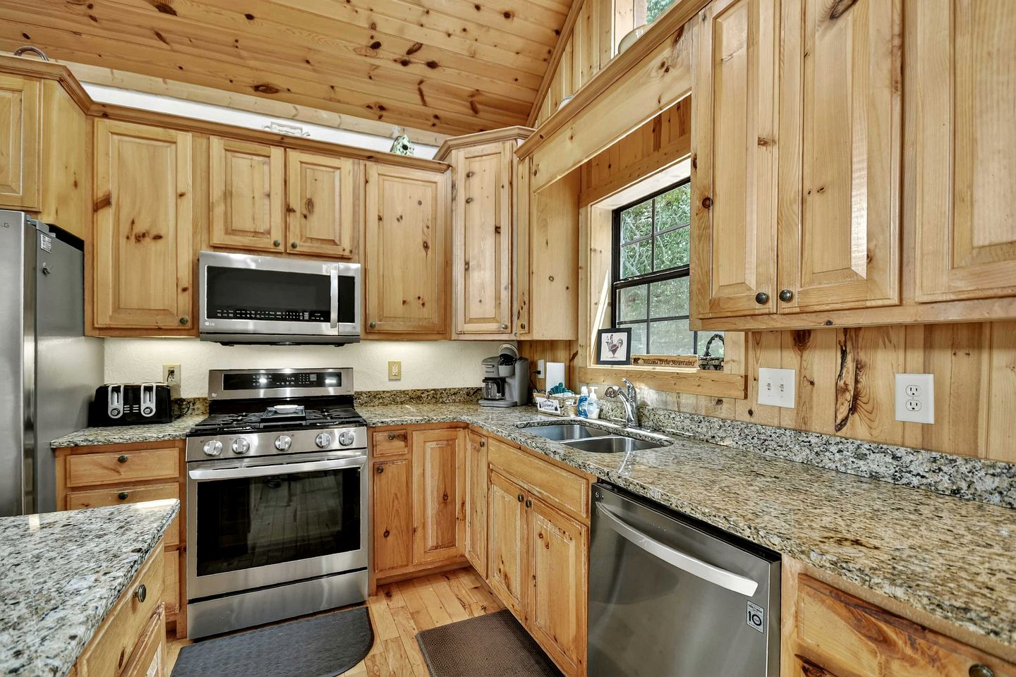 Radiant Mountain Cabin Retreat near Chattahoochee River in Georgia