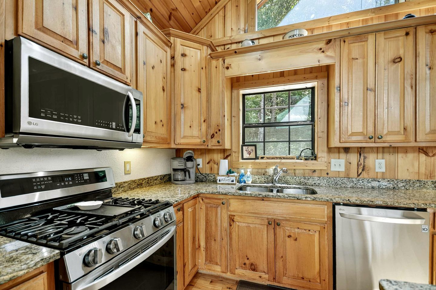 Radiant Mountain Cabin Retreat near Chattahoochee River in Georgia