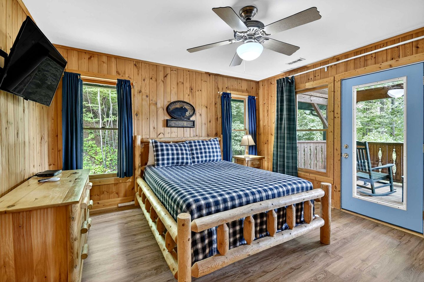 Vibrant Cozy Cabin Retreat near Chattahoochee River in Georgia