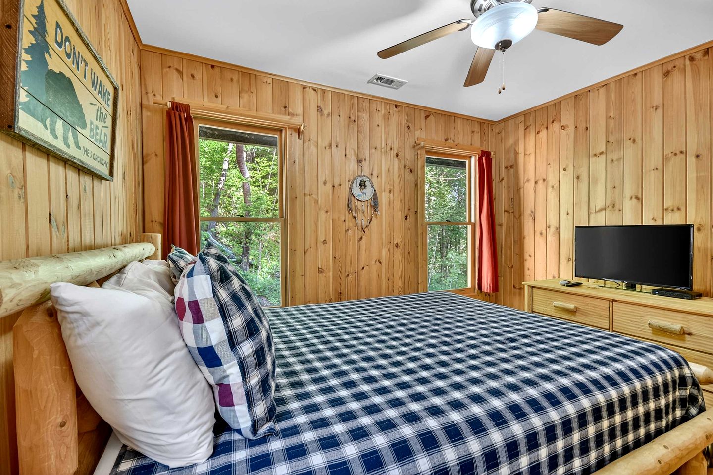 Vibrant Cozy Cabin Retreat near Chattahoochee River in Georgia