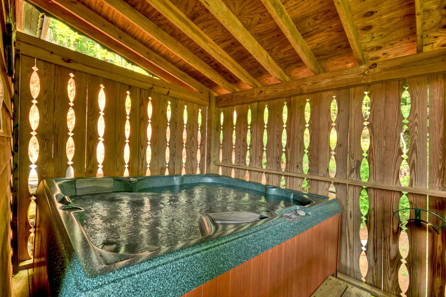 Vibrant Cozy Cabin Retreat near Chattahoochee River in Georgia
